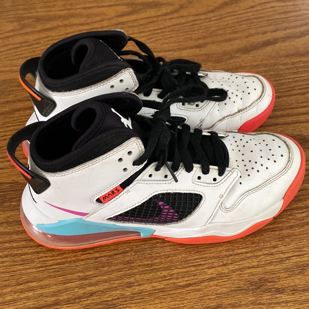 Jordan Mars 270 GS 'White Hyper Violet'